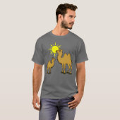 Mutter und Baby-Kamel mit Sonnengeschenk T-Shirt (Vorne ganz)