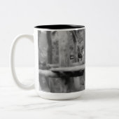 Mutter und Baby Orangutan Zweifarbige Tasse (Links)