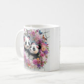 Mutter und Baby Pandas tauchen spielerisch aus der Kaffeetasse (Vorderseite Links)