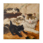 Mutter und ihre Kätzchen Fliese<br><div class="desc">Tile mit Henriëtte Ronner-Knip Ölgemälde A Mother and Her Kittens (1903). Eine müde Mutter Katze sitzt mit ihren vier Kätzchen. Ein perfektes Geschenk für Katzenliebhaber und Romantik.</div>