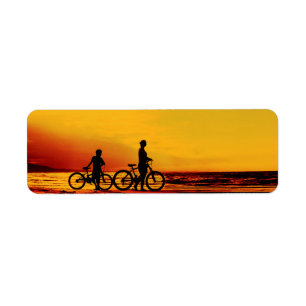 Mutter und Sohn beim Radfahren am Strand