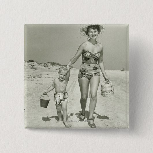 Mutter und Sohn beim Spaziergang Button (Vorderseite)