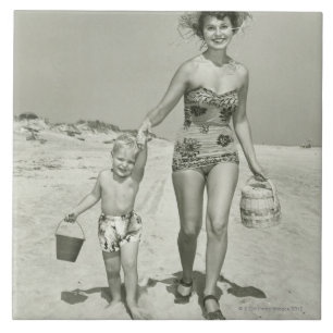 Mutter und Sohn beim Spaziergang Fliese