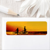 Mutter und Sohn, die am Strand fahren (Insitu)