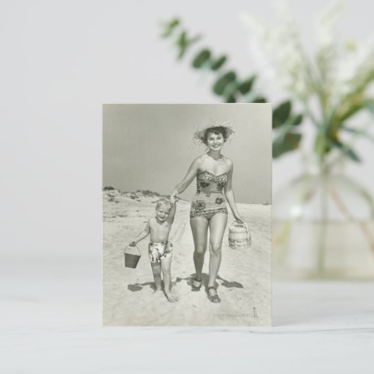 Mutter-und Sohn-Gehen Postkarte (Stehend Vorderseite)