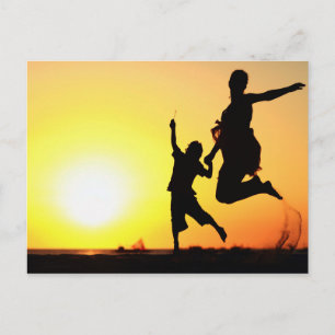 Mutter und Sohn Silhouetten, die bei Sonnenunterga Postkarte