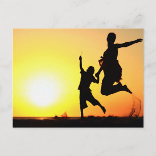 Mutter und Sohn Silhouetten, die bei Sonnenunterga Postkarte
