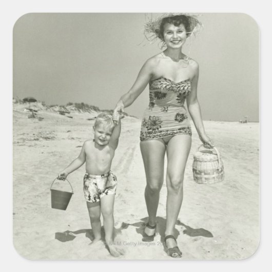 Mutter und Sohn zu Fuß Quadratischer Aufkleber (Vorderseite)