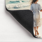 Mutter und Tochter am Strand spazieren gehend Mousepad (Ecke)