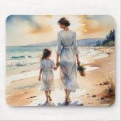 Mutter und Tochter am Strand spazieren gehend Mousepad (Vorne)
