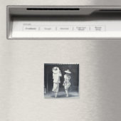 Mutter und Tochter Außerhalb des Restaurants Magnet (In Situ (Geschirrspüler))