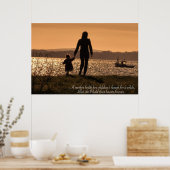 Mutter und Tochter, die Händchen auf Sonnenunterga Poster (Küche)