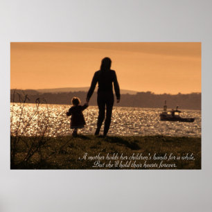 Mutter und Tochter, die Händchen auf Sonnenunterga Poster