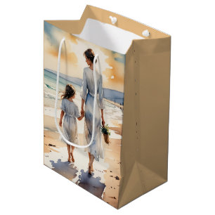 Mutter und Tochter gehen am Strand entlang Mittlere Geschenktüte