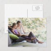 Mutter und Tochter lesen Geschichtenbuch Postkarte (Vorne/Hinten)