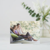 Mutter und Tochter lesen Geschichtenbuch Postkarte (Stehend Vorderseite)
