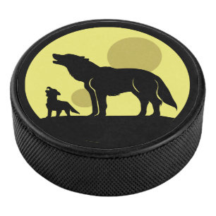 Mutter und Wolf Pup Eishockey Puck