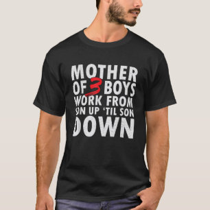 Mutter von 3 Jungen arbeitet von Son Up bis Son Do T-Shirt