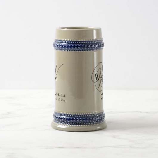 Mutter von Bride Geschenk Skript Elegante Monogram Bierglas (Mittel)