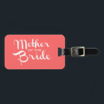 Mutter von Bride Retro Script White auf Peach Gepäckanhänger<br><div class="desc">Niedlicher Weg für die Brautmutter,  die Welt lassen,  kennen die Neuigkeiten. Ideal für Junggeselinnen-Abschiede und andere Hochzeitsfeiern.</div>