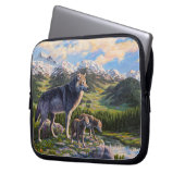 Mutter Wolf & Welpen Bergflusstal Laptopschutzhülle (Vorderseite Links)