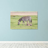 Mutter Zebra mit neugeborenem Colt Leinwanddruck (Insitu (Holzboden))
