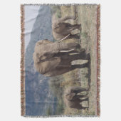 MutterElefant, der mit Elefantenkalb spaziert Decke (Vorderseite Vertikal)