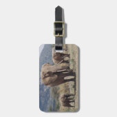 MutterElefant, der mit Elefantenkalb spaziert Gepäckanhänger (Vorderseite vertikal)