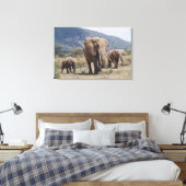 MutterElefant, der mit Elefantenkalb spaziert Leinwanddruck (Insitu (Schlafzimmer))
