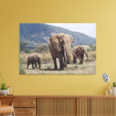 MutterElefant, der mit Elefantenkalb spaziert Leinwanddruck (Insitu (Wohnzimmer))
