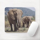 MutterElefant, der mit Elefantenkalb spaziert Mousepad (Mit Mouse)