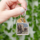 MutterElefant, der mit Elefantenkalb spaziert Schlüsselanhänger (Hand)