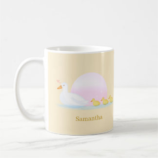 Mutterente schwimmt mit ihrer Familie Kaffeetasse