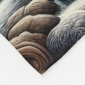 Mutterfrau, die mit zwei Wölfen reflektiert Fleecedecke (Ecke)