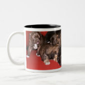 Mutterhund mit Welpen Zweifarbige Tasse (Links)
