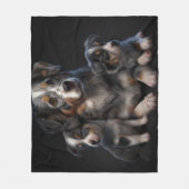 Mutterhund und Welpen Fleecedecke (Vorderseite)