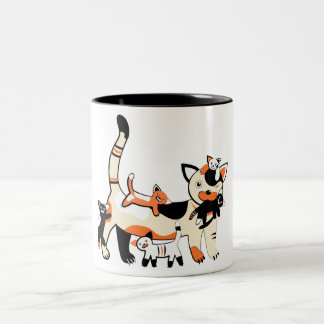 Mutterkatze mit lustigem Bild der Kätzchen Zweifarbige Tasse