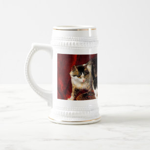 Mutterkatze und Kätzchen am Tisch Bierglas