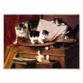 Mutterkatze und Kätzchen am Tisch Fotodruck (Vorne)