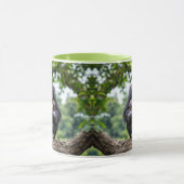 Mütterliche Zärtlichkeit einer Affenmutter. Tasse (Zentrum)