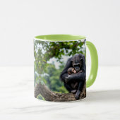 Mütterliche Zärtlichkeit einer Affenmutter. Tasse (VorderseiteRechts)