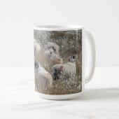 Mutterschafe in Gras aus Baumwolle in Nordhumberla Kaffeetasse (VorderseiteRechts)