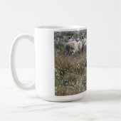 Mutterschafe in Gras aus Baumwolle in Nordhumberla Kaffeetasse (Links)