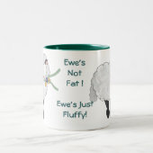 Mutterschafs nicht fett, Mutterschafs flaumig! Zweifarbige Tasse (Mittel)