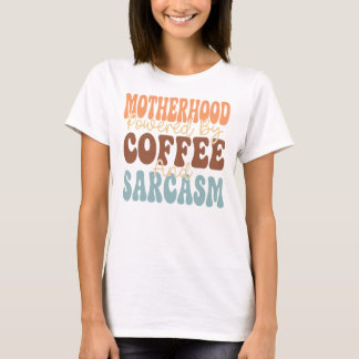 Mutterschaft angetrieben von Kaffee und Sarkasmus  T-Shirt