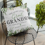 Muttertag Botanische Großmutter Kissen<br><div class="desc">Personalisiertes Urgroßmutter-Kissen mit eleganten Aquarellfarben-grünen botanischen Eukalyptus-Blätter,  goldenen Blumenakzenten,  dem niedlichen Sprichwort "die beliebteste Ur-Oma,  danke,  dass Sie unsere sind",  und den Enkel-Namen.</div>