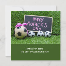 Muttertag mit Fußball auf grünem Rasen für Mama