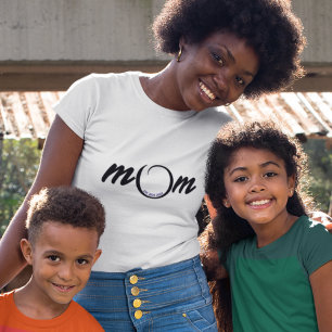 Muttertags Mama nach Osten. Typografie Schwarz auf T-Shirt