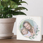 Muttertagsfest Gerahmt mit rosa Wildblume Holzkisten Schild<br><div class="desc">Foto aus Holz für den Muttertag oder bearbeiten Sie den Text für jeden anderen Anlass. Die Fotovorlage ist für Sie Set, um Ihr Bild, das in runder Form angezeigt wird, hinzuzufügen. Dieses elegante und zarte Design hat ein Blumenrahmen mit rosa wilden Blume und Grün. Wenn Sie Probleme mit der Bildplatzierung...</div>