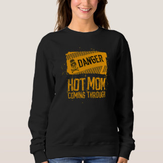 Muttertagsgefahr Heiße Mama kommt durch Sweatshirt
